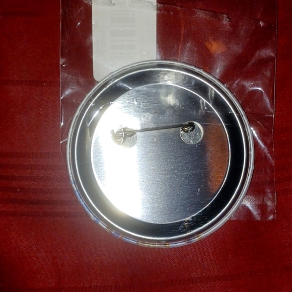 These 7 badges feature Anime characters - Picture 9 of 12